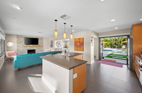 Warm Sands House | Stunning Retreat in Warm Sands! Walk to Downtown!