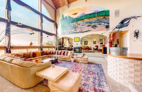 Florence House | Stunning Spacious Riverfront House with Private Sauna