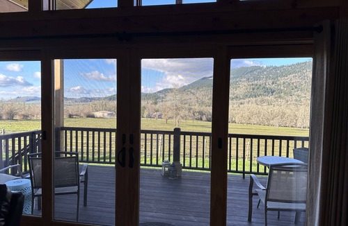 Eugene House | Stunning views and tranquil country feel just ten min from U of O and Autzen!