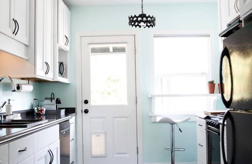 Central District Villa | Stylish Cherry Street Townhome with outdoor deck