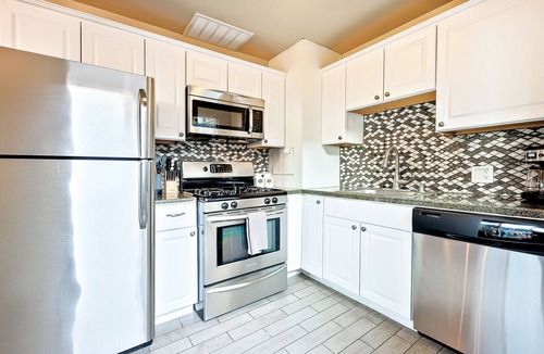 Ocean Beach Cottage | Stylish coastal gem with ocean views, perfect location & WiFi