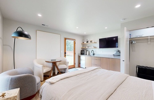 Myrtle Creek Hotel | Stylish cottage with river views, central location, & modern amenities