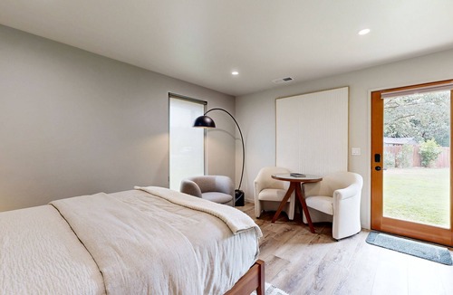 Myrtle Creek Hotel | Stylish cottage with river views, central location, & modern amenities