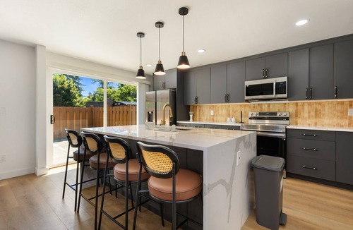 Somerset House | Stylish Eastside 3BR Family Home Prime Location
