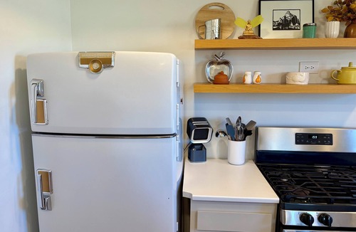 Teasdale House | Stylish Farmhouse by Capitol Reef. Books, Full Kitchen, Kid-Friendly.