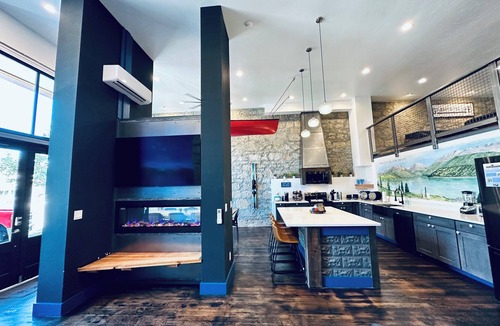 Enterprise Condo | Stylish large Litch Hotel getaway with amenities for all