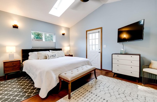 Amazon House | Stylish Mid Century Home 2 mi. to Downtown & UO.