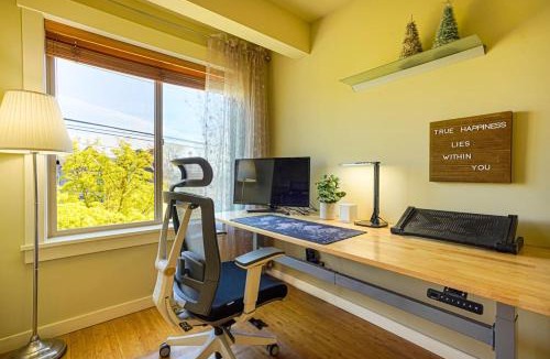 Greenwood House | Stylish North Seattle Townhouse- Dual Master Suites