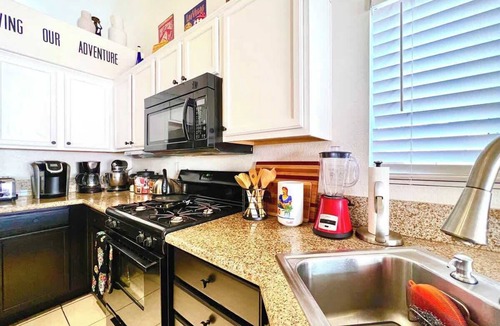 Sunrise Manor House | Stylish Serenity - Gated!
