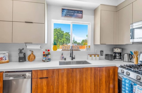 Sherman Oaks House | Stylish Sherman Oaks Townhouse W/3 Master Suites