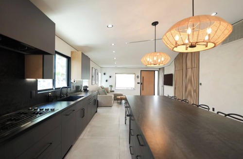 Encino House | Stylish Sunny 4BR Retreat with Large Patio & BBQ
