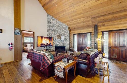 Twin Peaks House | Sugar Pine Retreat
