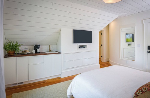 Jacksonville Hotel | Suite 3 at Kubli Haus Luxury, Style & Location, 1 block to Britt