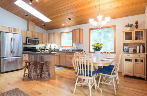 Glacier House | Summer Basecamp Near Mt Baker-BBQ,AC