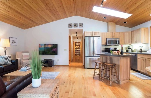 Glacier House | Summer Basecamp Near Mt Baker-BBQ,AC