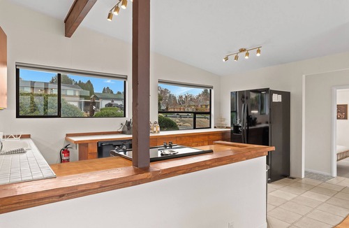 East Wenatchee House | Summer getaway near Leavenworth & Lake Chelan. Hot Tub + MTN views + Arcade