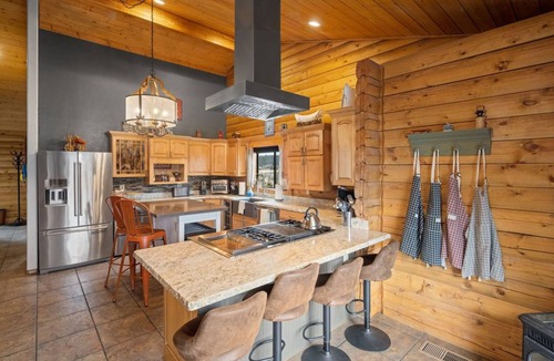 Fort Valley Cabin | Summer Retreat, Dog Friendly, Fenced Yard, Hot Tub, Game Room, Fire Pit