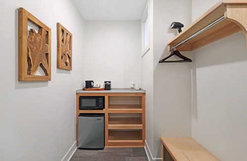 Mount Shasta Hotel | Summit Lofts, Downtown Mt Shasta, Queen Bed, #207