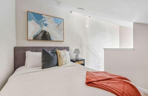 Alphabet Historic District Apartment | Sun-Drenched Slabtown Loft Studio