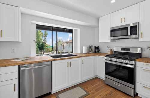 Spinnaker Hill House | Sunlit Coastal Escape with Ocean Views