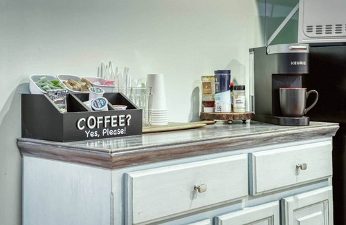Albany House | Sunny 2BR Albany Retreat | King Bed & Free Breakfast