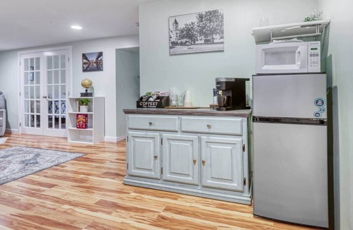 Albany House | Sunny 2BR Albany Retreat | King Bed & Free Breakfast