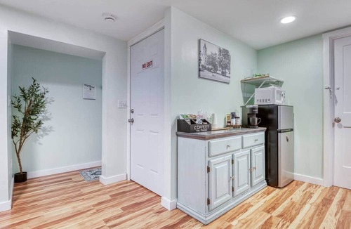 Albany House | Sunny 2BR Albany Retreat | King Bed & Free Breakfast