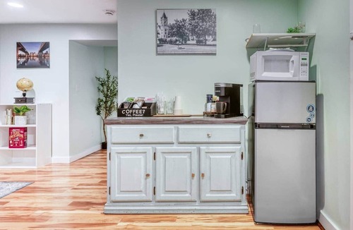 Albany House | Sunny 2BR Albany Retreat | King Bed & Free Breakfast