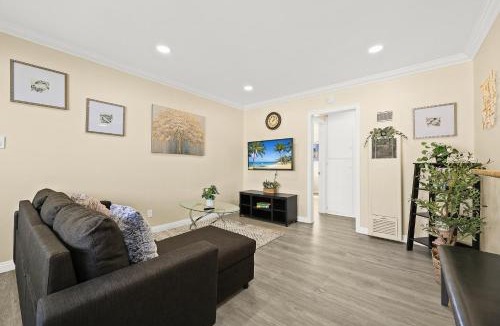 Alhambra Apartment | Sunny & Cheerful Near I-10 Queen Beds w Parking!