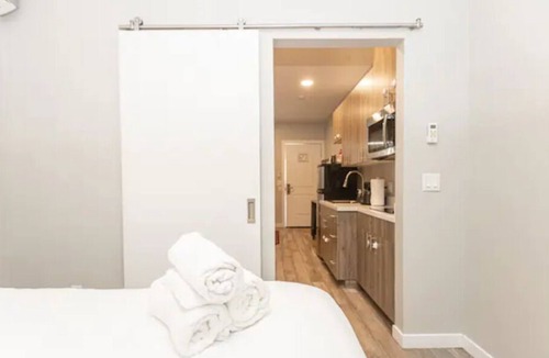 Midway District House | Sunny Downtown Apt. Walk to All. Parking/HBO/WiFi2