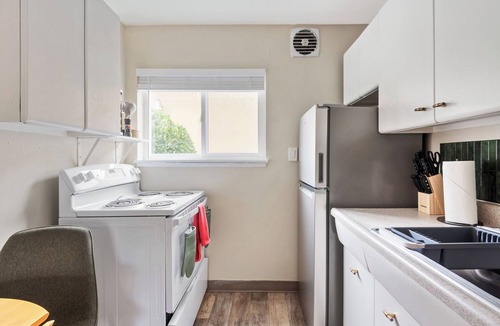 Belmont Apartment | Sunny Mt. Tabor Studio, Full Kitchen, Walk to Parks