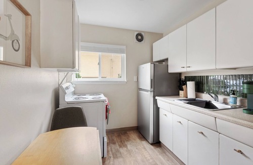 Belmont Apartment | Sunny Mt. Tabor Studio, Full Kitchen, Walk to Parks