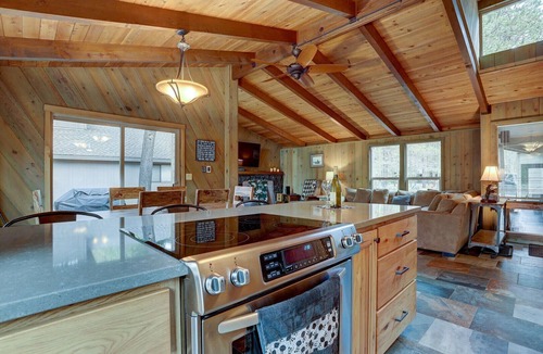 Overlook Park House | Sunriver Modern Lodge – Hot Tub & Bikes Included