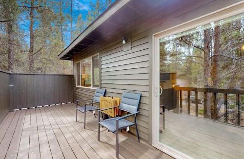 Sunriver House | Sunriver Resort home with 8 SHARC passes fireplace balcony W&D