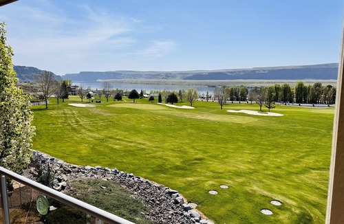 Quincy Condo | Sunserra at Crescent Bar - on Golf Course - Amazing Columbia River views