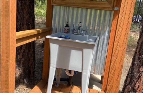 Goldendale Cottage | Sunshine Cottage/Tiny Home Private Outdoor Shower