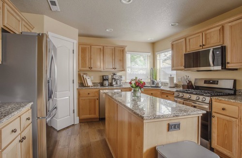 Old Farm District House | Sunshine Retreat-Hot Tub,Massage Chair,Espresso&EV
