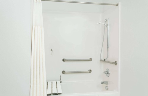 Cloverdale Hotel | Super 8 by Wyndham Cloverdale Wine Country