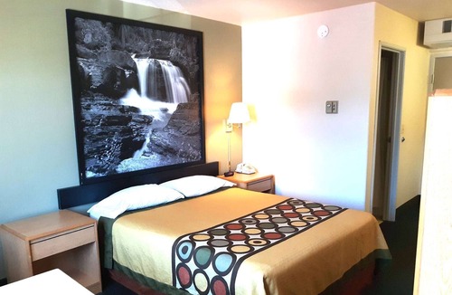 Hamilton Hotel | Super 8 by Wyndham Hamilton