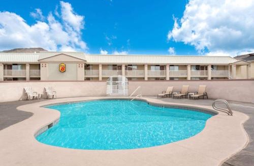 Salina Hotel | Super 8 by Wyndham Salina/Scenic Hills Area