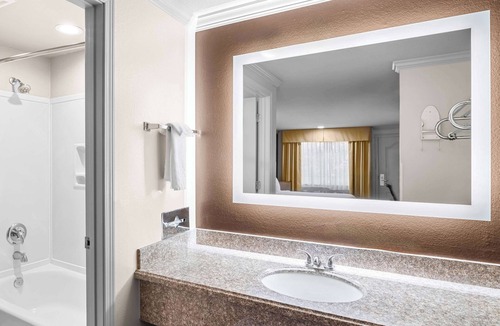 Lakeview Hotel | SureStay by Best Western Lakeview