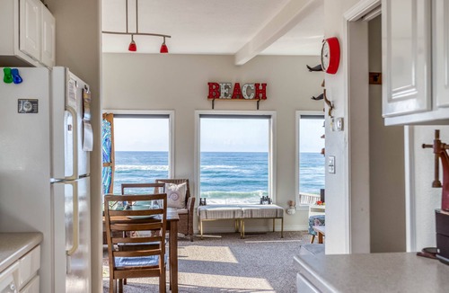 Gleneden Beach House | Sweet Gleneden Beach Oceanfront Single-Level has Big Windows, Beach Access!