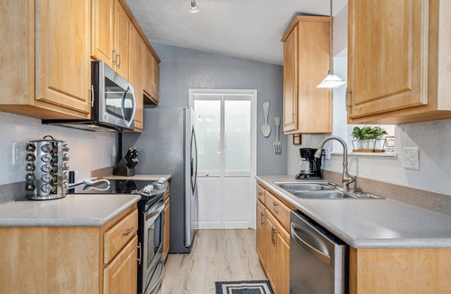Groveland House | Sweet Haven - Home with EV Charger near Yosemitetby RedAwning
