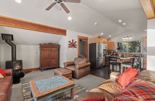 Leavenworth Cabin | Sweet Private Leavenworth River Front Cabin with Fast WiFi & hot tub- Sleeps 6.