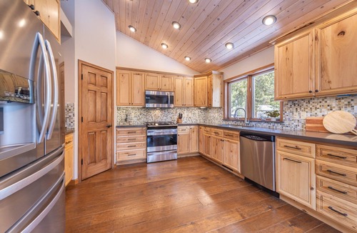 Kingswood Estates House | Tahoe pet friendly 3Br Easy access to Northstar, hiking, and waters of Tahoe - Trails & Tails
