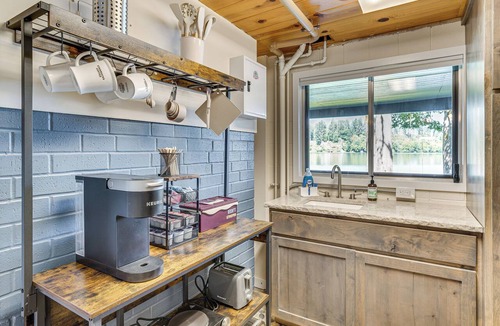 Eatonville Apartment | Tanwax Lake Waterfront Studio w/Private Hot Tub!