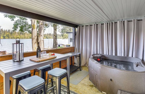 Eatonville Apartment | Tanwax Lake Waterfront Studio w/Private Hot Tub!