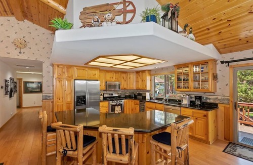 Eagle Mountain Estates Cabin | Teakwood Cozy Wood Cabin w/Fireplace & Hottub
