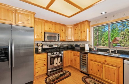 Eagle Mountain Estates Cabin | Teakwood Cozy Wood Cabin w/Fireplace & Hottub