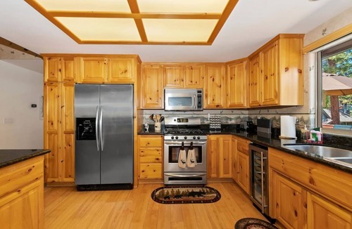 Eagle Mountain Estates Cabin | Teakwood Cozy Wood Cabin w/Fireplace & Hottub